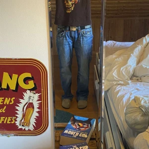 TRUE RELIGION JEANS - Trues i bra skick. Köpta för 1000 second hand men tyvärr var dom lite för små för mig. Dom har några hål lagningar.