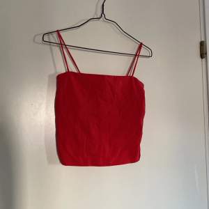 Rött kort linne med spagettiband. Dubbelt tyg över bröstet. Lite använd. Liten i storleken.