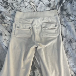 Juicy byxor vit  - Ett par snygga Jacky byxor i storlek s men passar Xs säljer pga att de inte kommer i användning har haft dem i cirka 3 månader 