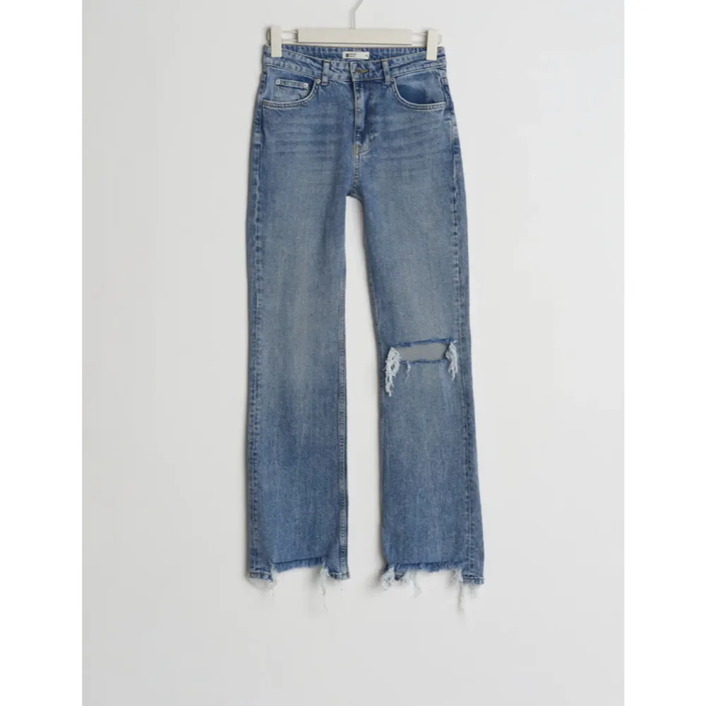 Säljer mina jeans från Gina som är slutsålda. Men har klippt av dem där nere för de var för långa för mig. Därför säljer jag dem för 80kr🫶🏼. Jeans & Byxor.
