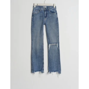 Jeans - Säljer mina jeans från Gina som är slutsålda. Men har klippt av dem där nere för de var för långa för mig. Därför säljer jag dem för 80kr🫶🏼