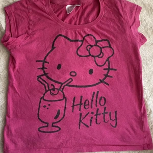 hello kitty baby tee - en superfin rosa babytee, trycket är glittrigt och finns inga tecken på användning, tyget är inte så stretchigt, skulle säga storlek xs-s, möts gärna