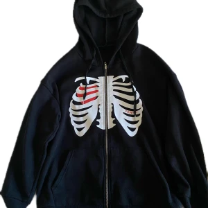 Cyber y2k  - Svart hoodie med tryck på framsidan 