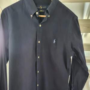 Säljer en mörkblå Ralf lauren skjorta storlek M (medium) Ordinarie pris 1295 mitt pris 500 