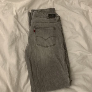 Levis jeans  - Ett par Levis jeans i ungefär M i storlek, jätte fina och bra kvalitet va lite för stora för mig därför jag säljer dem.