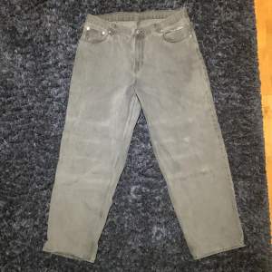 Baggy jeans. 7/10 condition. Dom ser ljus gråa ut pga ljuset men dom är mörk gråa