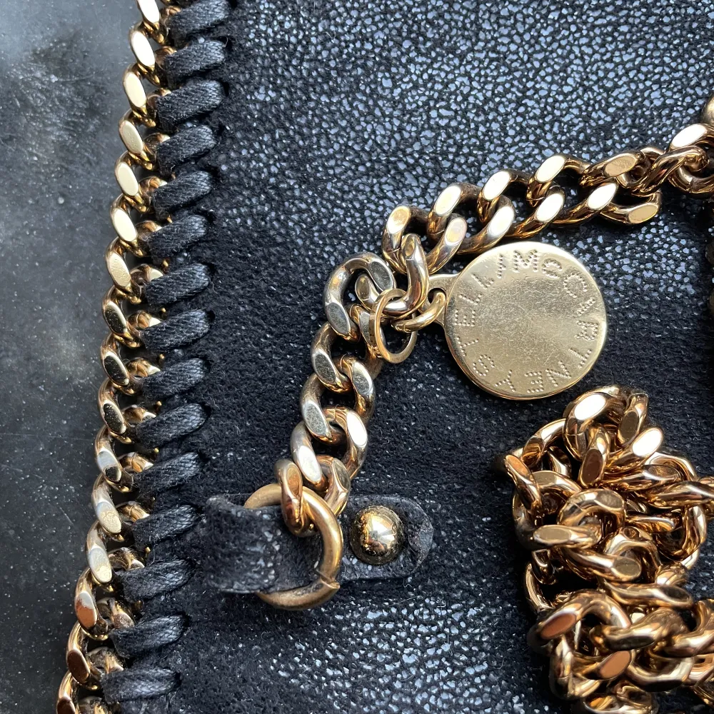 Stella McCartney Falabella Crossbody väska i svart vegansk läder med guldpläterad kedja. Nypris ca 7000 kr, inköpt i NY. Dustbag ingår!. Väskor.