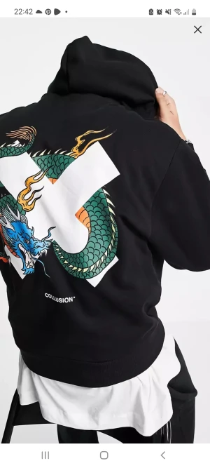 Huvtröja  - Svart huvtröja med logga med drake