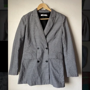 Gina Tricot blazer in black and white - Barely worn - good condition 