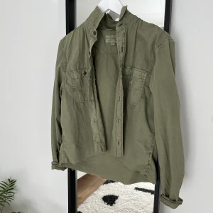 Grön skjorta  - Avklippta skjorta från Ralph lauren, storlek M men passar mig som har xs/ s i vanliga fall <3