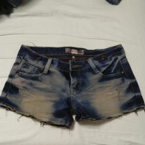 Jeansshorts  - Ett par jeansshorts. Sälja ett par älskade jeansshorts i storlek 34/xs. Tyvärr har det blivit för lite för mig. Sälja dem för 150 kr.