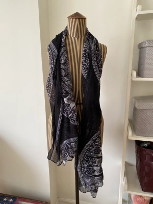 Fin sjal med skogsmotiv - Fin svartvit sjal med skogsmotiv. Något nopprig men i övrigt i fint skick.