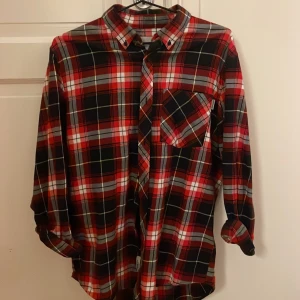 Carhartt skjorta - Röd flannelskjorta från Carhartt. Kan även användas som överskjorta. I nyskick!