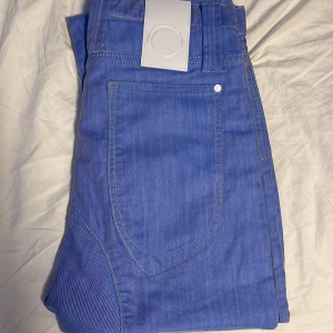 Byxor  - 2 par humör jeans i storlek 30-31  1 par Lyle and scout jeans stl 32 Byxorna i fint skick