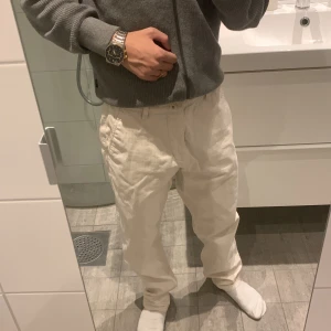 Benson byxa cream white - Creamwhite byxa i regular fit som aldrig används längre. Säljer för att det inte riktigt passar mig. Det är fin tyg och passar väldigt bra till sommaren! Skick: 9/10