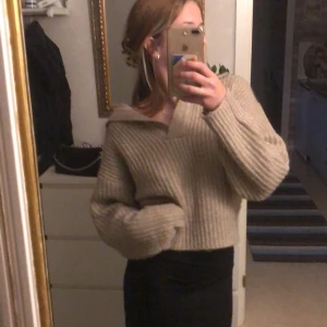 Stickad tröja - Super mysig stickad tröja i storleken S från Gina tricot. Säljer då jag inte fått så mycket användning för den. Använd ca 5 gånger. Skriv för mer bilder💖