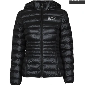 Armani jacka  - Säljer min fina armani jacka i dam modell, sparsamt använd och i fint skick🤍 Nypris 1645kr mitt pris 1100 eller bud😇