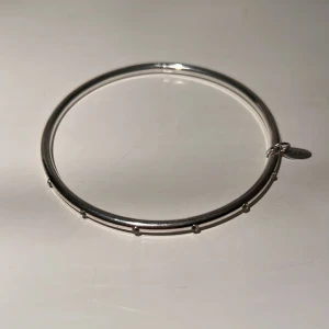 LVBYR Armband - Armband från LVBYR i silvermetall. 6 små stenar som ger lite extra bling. Finns på Hägerstensåsen i Hägersten. 