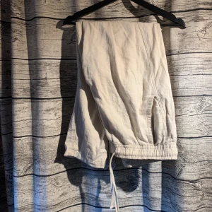 Linnebyxor herr - Fräscha linnebyxor som köptes från zara i slutet av sommaren, är xl men extremt små i storleken så skulle säga  M eller liten L passade mig när jag hade M bara lite korta 