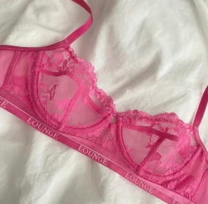 Lounge underwear BH - Säljer denna otroligt fina bh:n från lounge underwear modellen blossom balcony. Använd fåtal gånger, så den är i jättefint skick. Säljer pga för liten för mig. Den är i storlek 75 A.  Nypris 450kr