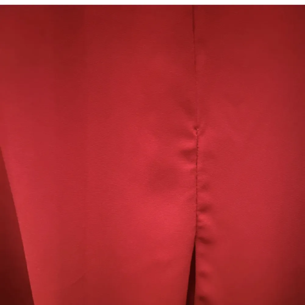 Superfin röd klänning med trumpetärm. Knappt använd. Sytt med symaskin för att stänga en del av slitsen som inte syns på klänningen (se bild 3)❤️  Hör gärna av dig om du har frågor!. Klänningar.