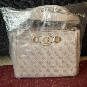 Guess handväska  - Helt nytt handväska från märke Guess det är äkta
