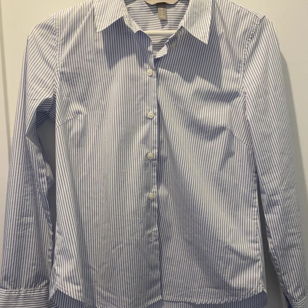 Randig skjorta från H&M som är i väldigt gott skick. Passar perfekt under en tröja eller över en croptop. Skriv vid intresse ❤️. Skjortor.