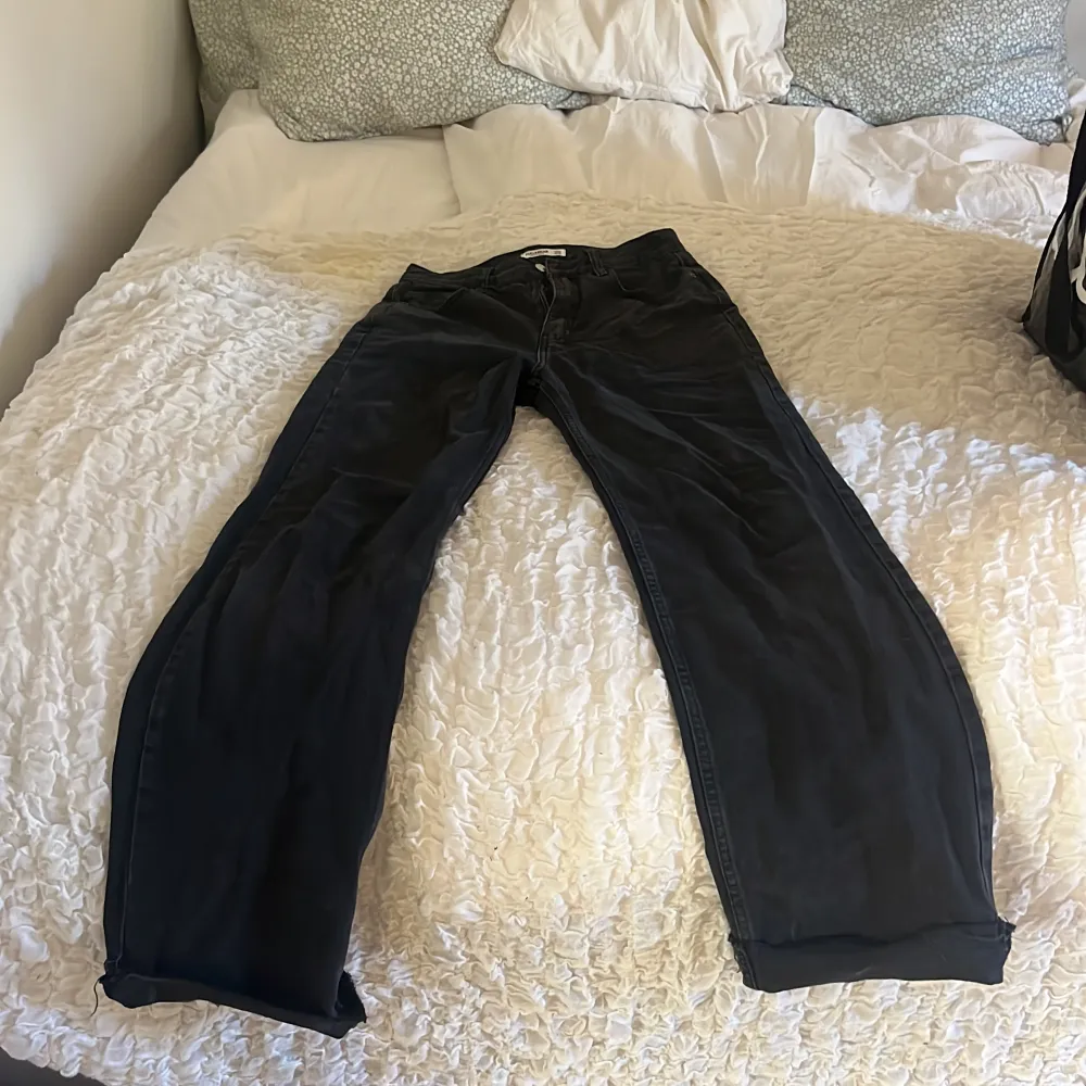 Svart mot gråa jeans som sitter lite större på. De är från Pull n Bear. Jeans & Byxor.