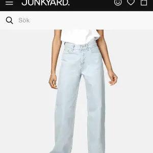 Ett par superfina högmidjade beiga jeans från junkyard. De är samma modell som på första bilden men ej den färgen. De är i nyskick och säljs 100kr + frakt🫶