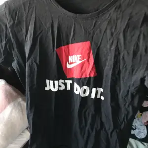 Fin Nike tröja (har ett litet hål men man kan sys ihop  lätt. Den passar även s/xs