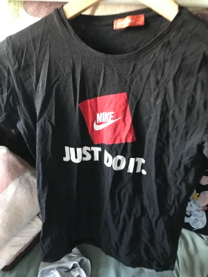 Nike tröja - Fin Nike tröja (har ett litet hål men man kan sys ihop  lätt. Den passar även s/xs