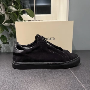 Axel arigato (Clean 90 zip sneaker) - Hej  Säljer Axel arigato skor ( Clean 90 zip sneaker) Köpt helt nya i butik för 2350 Sek Finns i Gbg 