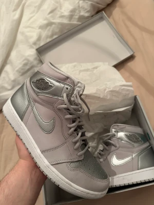 Jordan 1 High Japan - Säljer mina Japans, Använda 3 gånger  42,5 men passar även 43