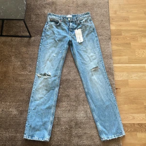Love waist jeans  - Säljer dessa sprillans nya jeans som är lågmidjat. Men dem passade tyvär inte mig, storlek 38 men passar 34,36,38. Har du några frågor så är det bara att fråga!