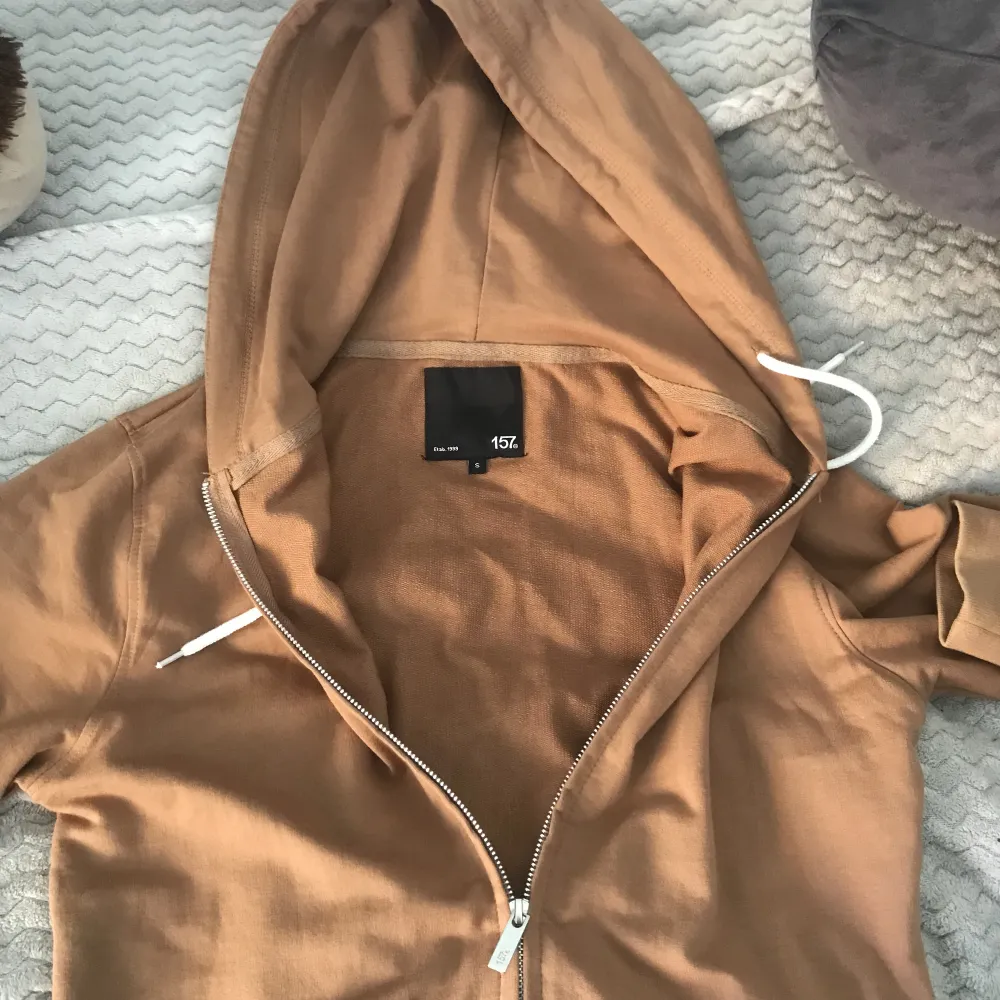 Fräsch brun zip hoodie som använts Max 2 ggr då det inte riktigt min stil! Inge fel på den! Pris kan diskuteras!❤️ . Hoodies.
