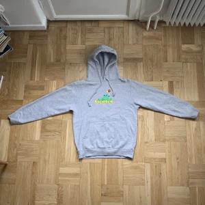 Butter Hoodie Grå Small - Säljer på grund av att jag har växt ur den.   Hoodien är i bra skick!