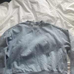 Blå tröja från weekday i fint skick. Säljs då den inte kommer till användning längre.💗