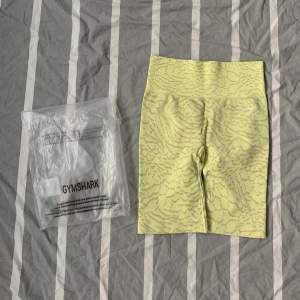 Har inga egna bilder med dom på. Nya gymshark shorts i modellen ” Adapt Animal Seamless Cycling Shorts - Hybrid Firefly Yellow ”. Storlek S. Nypris 499kr. Använd ”KÖP NU” funktionen för att köpa de direkt😍🤍