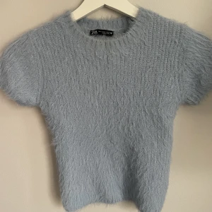 Topp - Fluffig jättefin ljusblå topp från Zara 💙