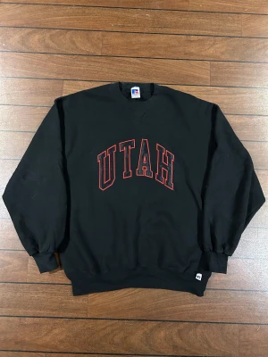 Russel Utah Sweatshirt - Snygg vintage sweatshirt från Russel Athletic i storlek L! Bara att skriva om du undrar över något🙏