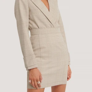 Minikjol oanvänd - Säljer denna minikjol i storlek 34 men passar även 36. Helt ny med prislappen kvar. Är i ett lite tjockare material och sitter därför mycket snyggt. 