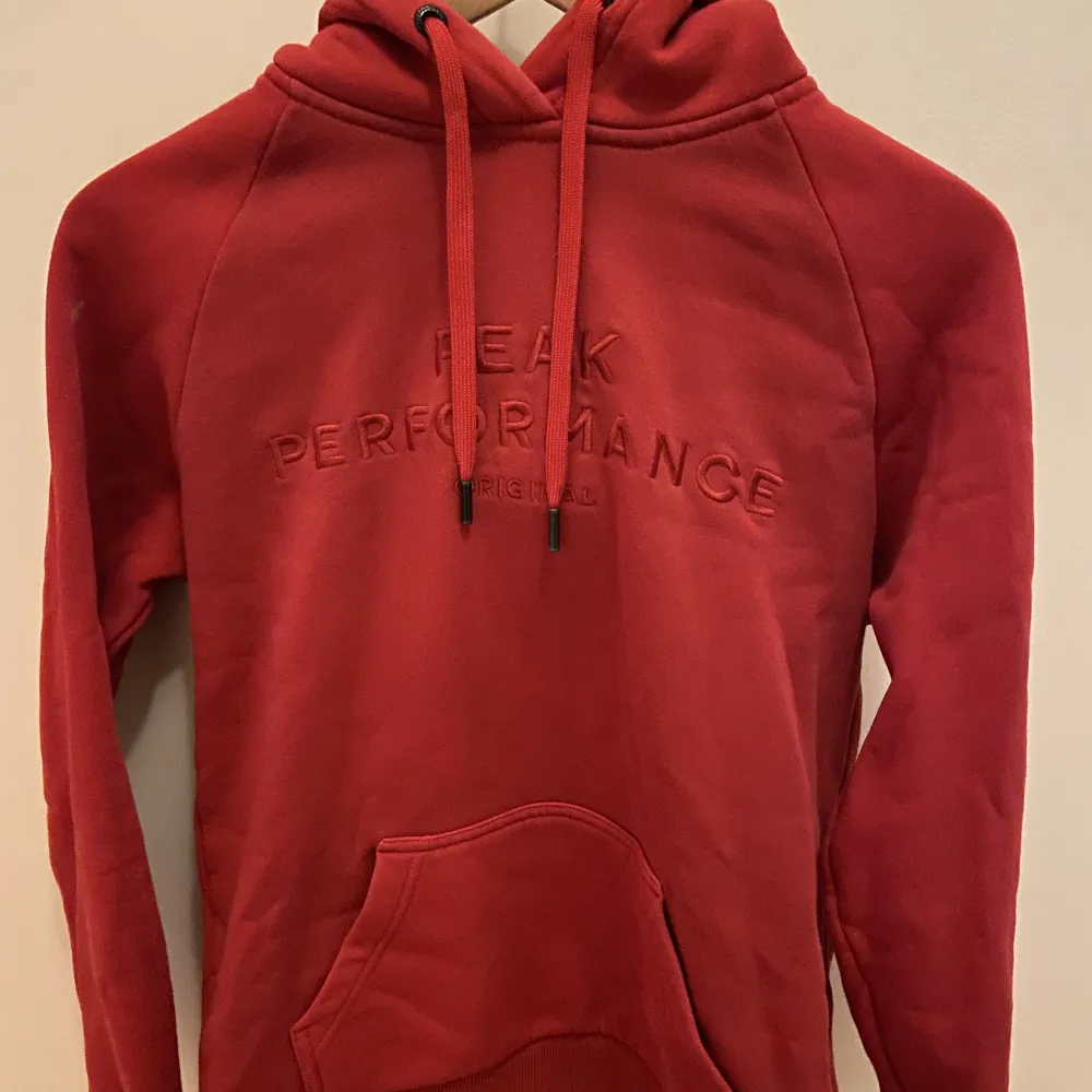 Röd Peak Performance hoodie i fint skick, storlek M men lite mer S/M i passform, köpt 2019 men varsamt använd. Hoodies.