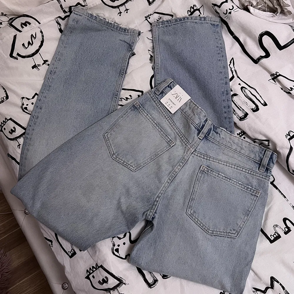 Zara jeans i storlek 36! Helt ny, jättefina midrise jeans! 💕. Jeans & Byxor.