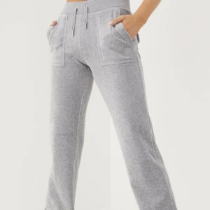 Ljus grå juicy byxor  - Jätte bra skick men kommer tyvär inte till användning längre . Kom privat för mer bilder . Pris kan diskuteras 