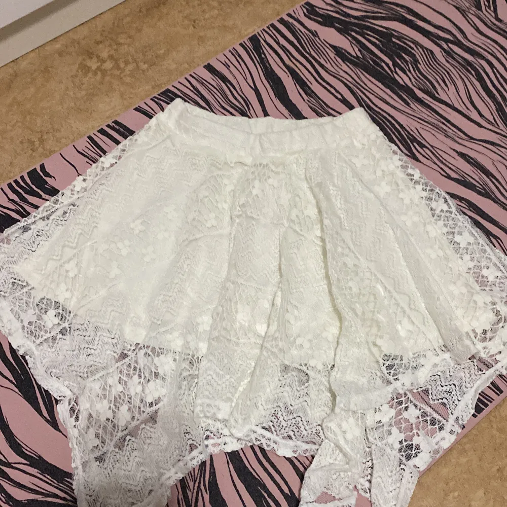 Vit kjol från lindex i St XXS-XS. Har två lager i blomriga mönster som passar just perfekt till sommarn☺️. Kjolar.