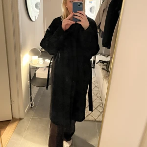 Svart lång kappa från Nelly 🖤 - Superfin lång kappa från Nelly. Med knyt i midjan så man kan dra åt om man vill. 🖤