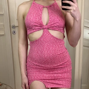 Rosa miniklänning  - Rosa miniklänning i storlek xs från shein. Säljer för 80 kr plus frakt 💖