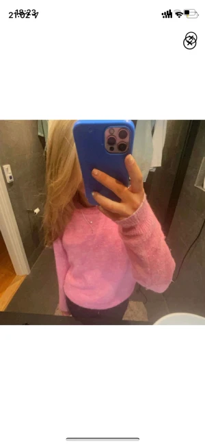 🫶🏻 - Säljer denna fina rosa stickade tröja då den inte föll mig i smaken, den är köpt på plick i storlek M skulle jag säga men funkar även på S beroende på hur man vill ha den🫶🏻 Kom priv för fler bilder och hör av er vid minsta intresse💞