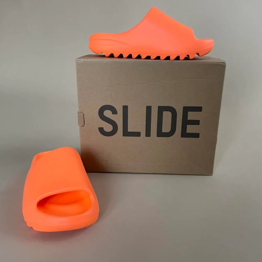 Brand New, Never Worn. Make a bold statement with these super comfy slides Color: Enflamed Orange US/UK Size 5  It’s recommended by retailers to go a full size up from your usual size.  Made of Resin Comes with Original packaging. Skor.