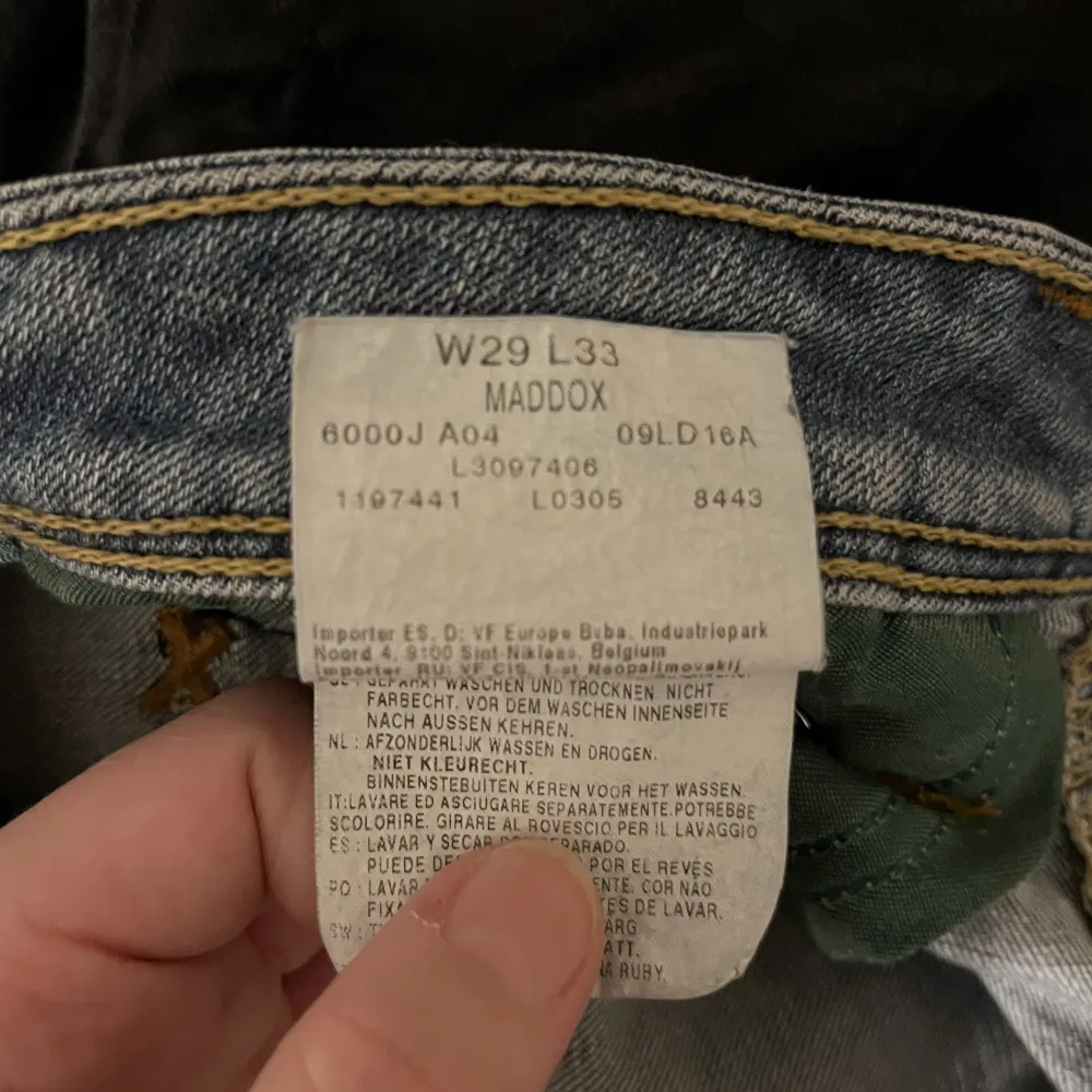 (Använd gärna köp nu) Säljer min älskade Levis jeans eftersom dom är för långa (jag är 1,57)❤️Dom är i jätte fint skick🙌💕. Jeans & Byxor.